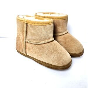 UGG Boots MUBO Classic Girls Tan Size M